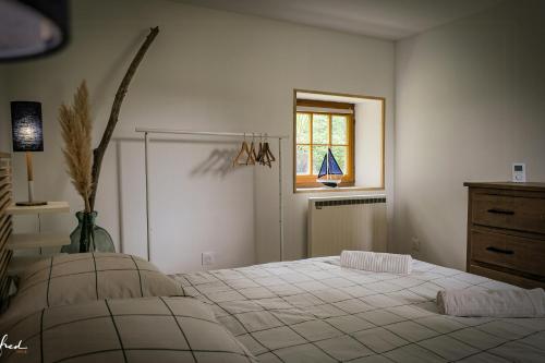 Ένα ή περισσότερα κρεβάτια σε δωμάτιο στο Charming House By The Seine In Normandy