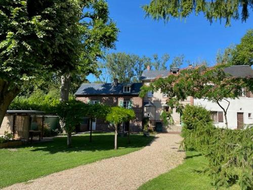 Κήπος έξω από το Charming House By The Seine In Normandy