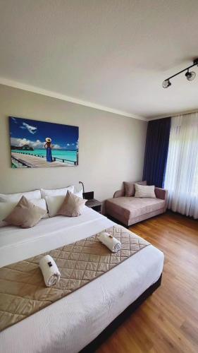 a hotel room with two beds and a couch at Apartment mit Balkon am Rhein in Koblenz