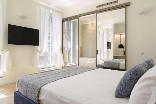 ein Schlafzimmer mit einem großen Bett und einem großen Fenster in der Unterkunft Cuna Milano in Mailand