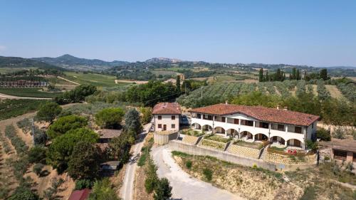 una vista aérea de una casa en un viñedo en ESSENZA di TOSCANA apartment with view, en Montepulciano