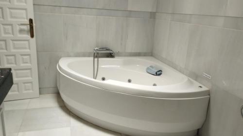 y baño blanco con bañera blanca. en Duplex with sea view, en Roquetas de Mar