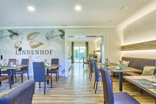 a dining room with tables and chairs and a restaurant at Hotel Lindenhof in Kellberg