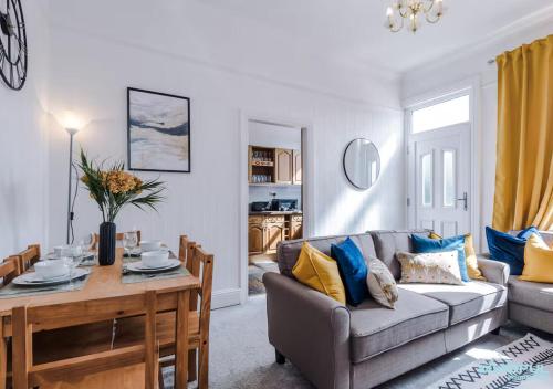 a living room with a couch and a table at 5BR House, Sleeps 10 guests - Free Parking - Great for Professionals & Contractors in Pontefract