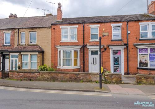 a row of brick houses on a city street at 5BR House, Sleeps 10 guests - Free Parking - Great for Professionals & Contractors in Pontefract