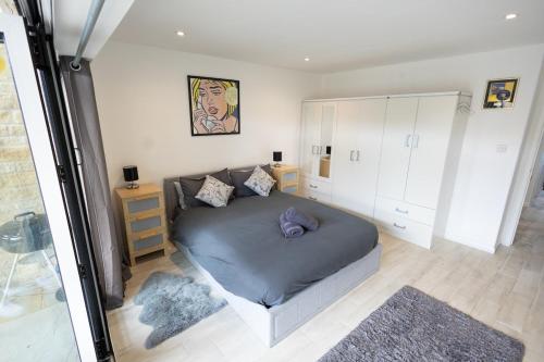 a bedroom with a large bed in a room at Davids Dairy- a perfect getaway. in Kings Cliffe