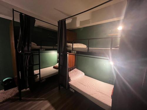 Katil atau katil-katil dalam bilik di Nimman Nest Hostel & Cafe