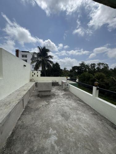 - un balcon avec un banc au-dessus d'un bâtiment dans l'établissement Chillnest, à Nugegoda