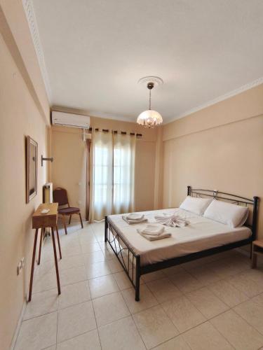 Una cama o camas en una habitación de Poseidon seaside home 2 in Ireo