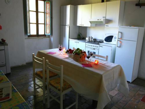 Una cocina con una mesa con un bol de fruta y velas. en Mansion in Magione near Zocco Beach, en Magione