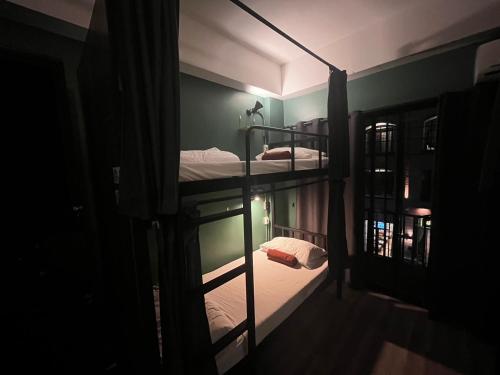 Katil atau katil-katil dalam bilik di Nimman Nest Hostel & Cafe