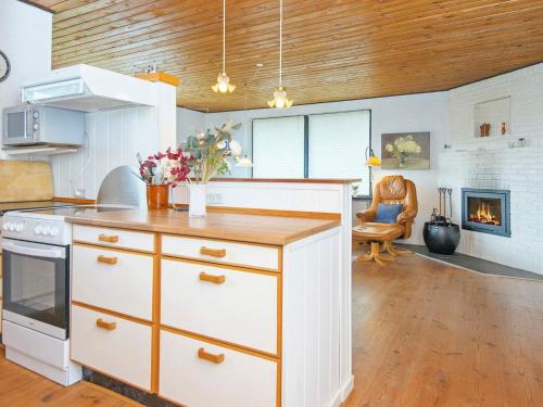 Η κουζίνα ή μικρή κουζίνα στο 8 person holiday home in Struer-By Traum