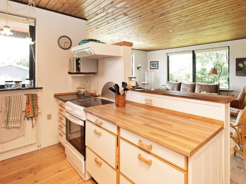 Η κουζίνα ή μικρή κουζίνα στο 8 person holiday home in Struer-By Traum