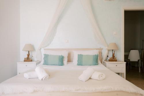 Lindos Harmony Suitesにあるベッド