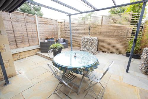 Un patio o zona al aire libre en Davids Dairy- a perfect getaway.