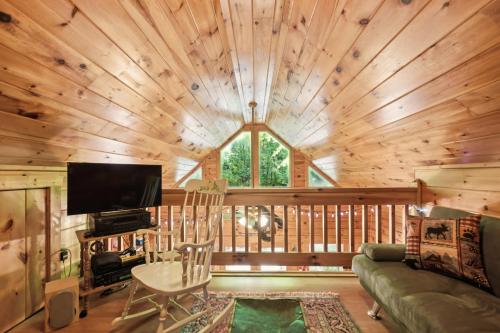 Μια τηλεόραση ή/και κέντρο ψυχαγωγίας στο Cozy Creekside Cabin with Wraparound Porch home