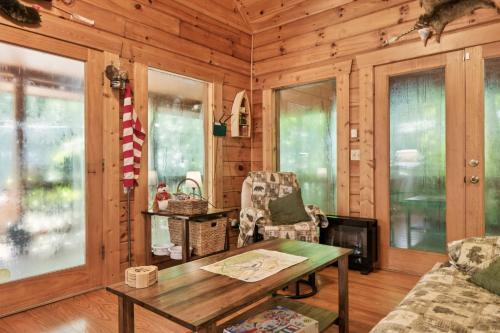 Φωτογραφία από το άλμπουμ του Cozy Creekside Cabin with Wraparound Porch home σε Andrews