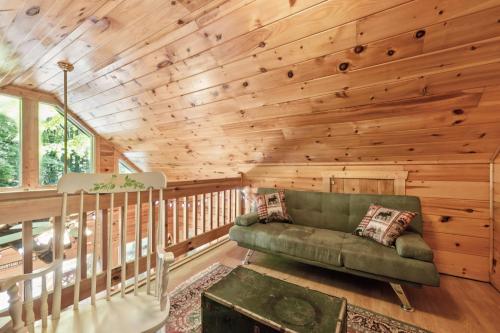 Χώρος καθιστικού στο Cozy Creekside Cabin with Wraparound Porch home