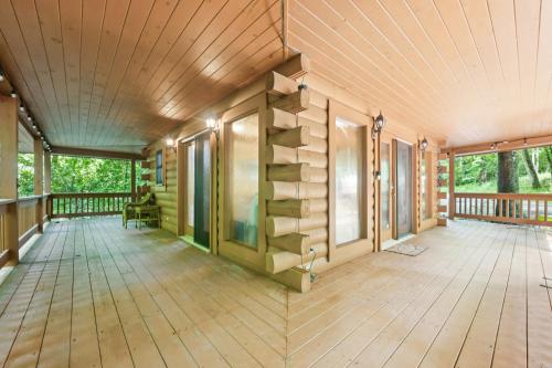 Φωτογραφία από το άλμπουμ του Cozy Creekside Cabin with Wraparound Porch home σε Andrews