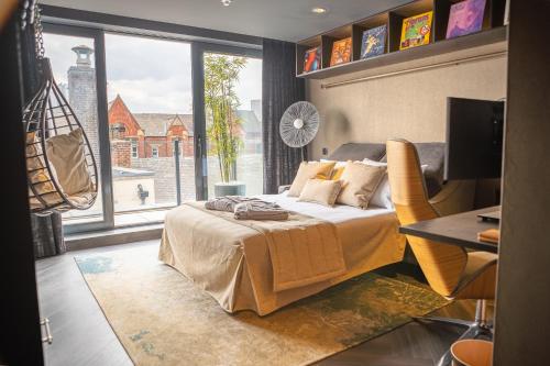 Кровать или кровати в номере SAINT PAUL - Unrivalled 3BR Penthouse Apartment with Hot Tub Leeds