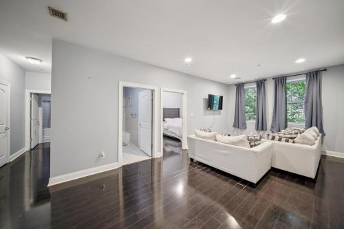 Ruang duduk di Comfortable 2BR Retreat 15 Min to NYC condo