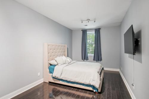 Katil atau katil-katil dalam bilik di Comfortable 2BR Retreat 15 Min to NYC condo