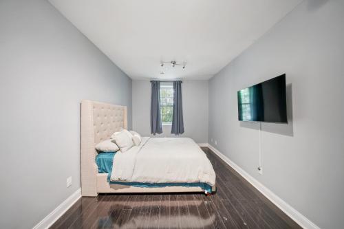 Katil atau katil-katil dalam bilik di Comfortable 2BR Retreat 15 Min to NYC condo