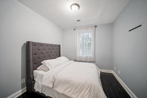 Katil atau katil-katil dalam bilik di Comfortable 2BR Retreat 15 Min to NYC condo