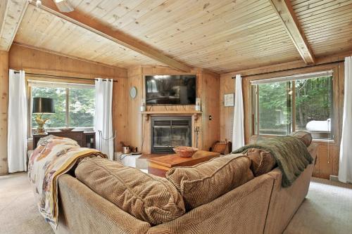 TV a/nebo společenská místnost v ubytování The Treehouse Lakes & Trails Cabin cabin