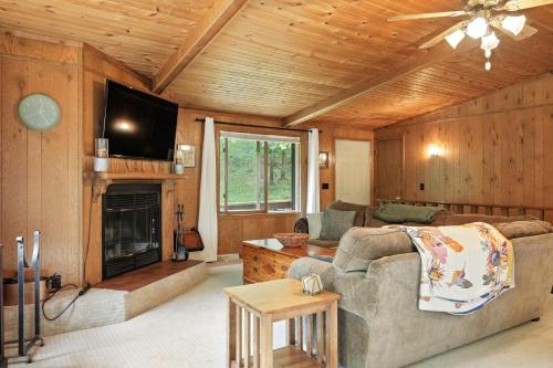 Posezení v ubytování The Treehouse Lakes & Trails Cabin cabin