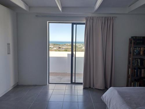 Postel nebo postele na pokoji v ubytování Villa by the sea