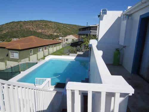 Bazén v ubytování Villa by the sea nebo v jeho okolí