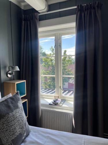 a bedroom with a bed and a window at Granavolden Hotel & Gjæstgiveri in Gran