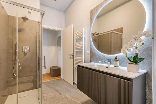 Intrho Isola Luxury Apartment , Modern & Cozy