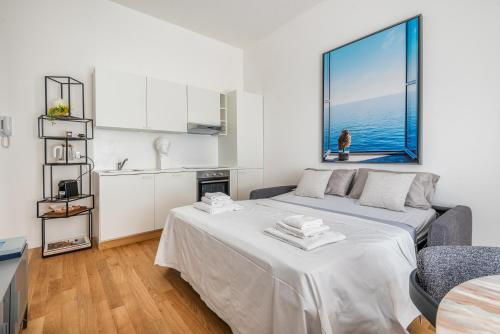 Intrho Isola Luxury Apartment , Modern & Cozy