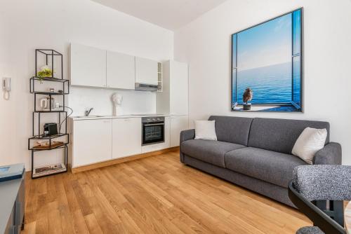 Intrho Isola Luxury Apartment , Modern & Cozy
