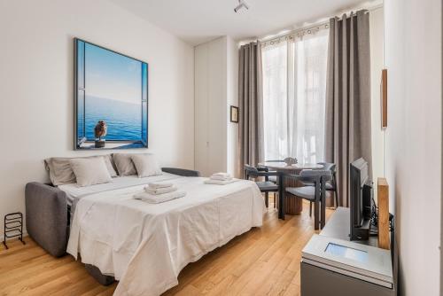 Intrho Isola Luxury Apartment , Modern & Cozy