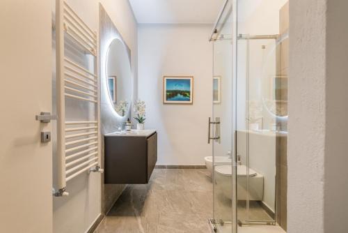 Intrho Isola Luxury Apartment , Modern & Cozy