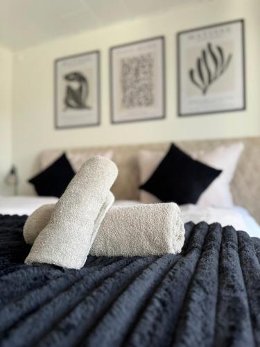 two rolled up towels on top of a bed at RheinLoft Apartment - Balkon & Parkplatz "optional" am Deutschen Eck in Koblenz