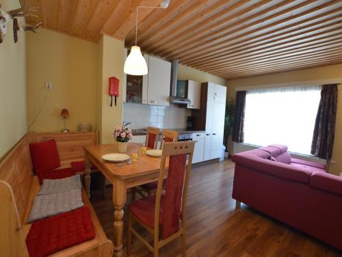 cocina y comedor con mesa y sofá en Apartment in St Michael near Ski Slopes, en Sankt Michael im Lungau