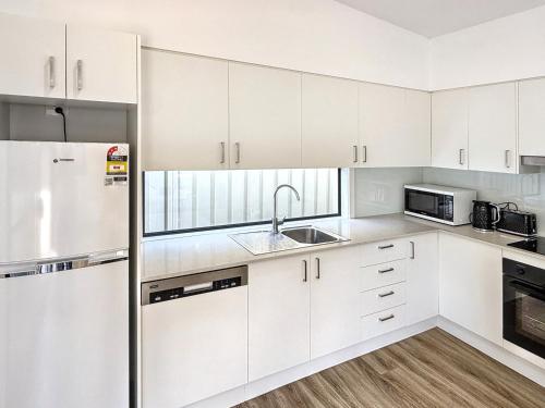 Η κουζίνα ή μικρή κουζίνα στο Kahibah Guesthouse