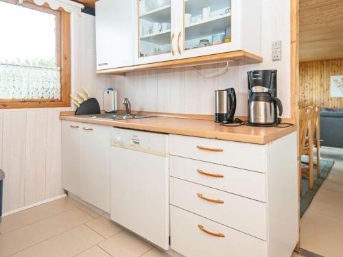 Dapur atau dapur kecil di 4 person holiday home in Augustenborg-By Traum