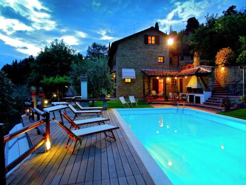 una piscina con sillas y una casa en Villa in Tuscany with Pool and Valley Views, en Castiglion Fiorentino