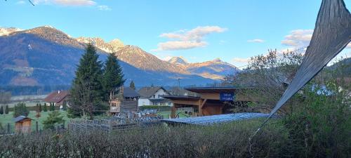 a view of a house with mountains in the background at Freddys Gästehaus mit 3 Schlafzimmer in Dellach