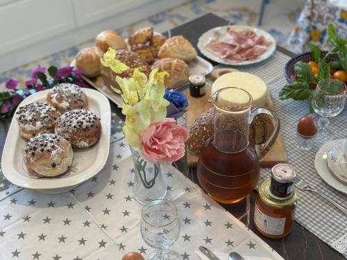 uma mesa com um prato de donuts e um prato de mel em La Casa di Nonno Ciccio em Vico Equense