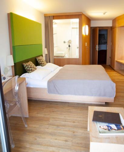 Ένα ή περισσότερα κρεβάτια σε δωμάτιο στο Seehotel Schwan