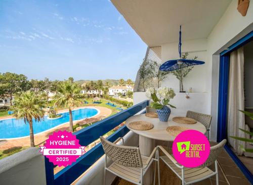 Sea view modern apartment with 4 pools and terrace