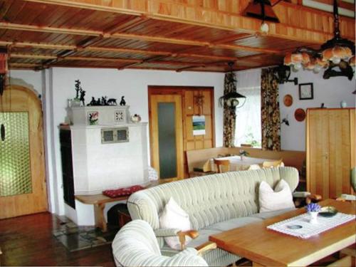 TännesbergにあるFerienhaus in Tännesberg for 4 Personenのリビングルーム(白いソファ2台、テーブル付)