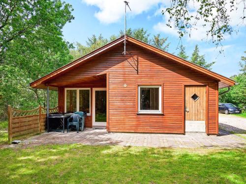 Cabaña pequeña con patio en 6 person holiday home in Thyholm, en Thyholm