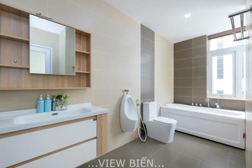 a bathroom with a toilet and a tub and a sink at Villages View Biển GREEN DAY 43 Trần Phú Thoáng Mát in Vung Tau